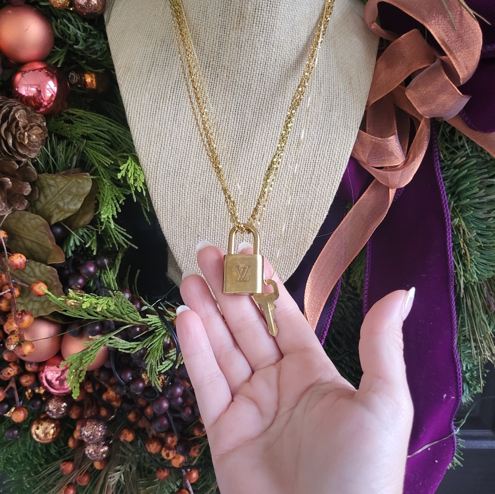 GORGEOUS LOUIS VUITTON PADLOCK AND KEY 🔑 SET ON 2 DIFFERENT NON LV NECKLACES - Picture 8 of 9
